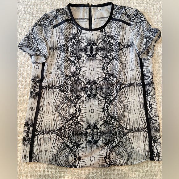 J Brand black/white geometric short sleeves top, size XS - Picture 1 of 4